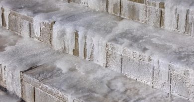 Nije sol: Led na stepenicama nestaje istog trenutka s jednim jeftinim sastojkom koji svi imamo kod kuće